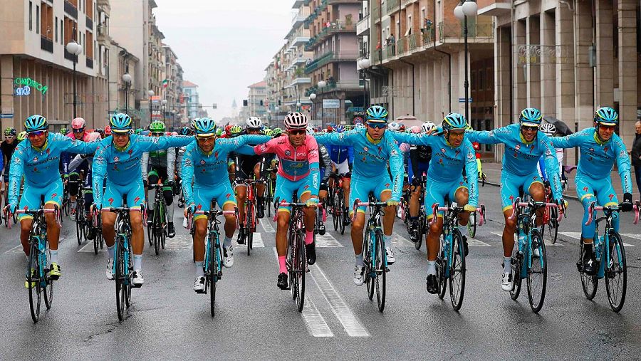 El equipo de NIbali celebra en la última etapa el triunfo en el Giro