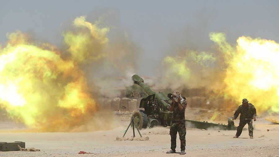 Milicianos chiíes disparan en dirección a Faluya durante la ofensiva contra el Estado Islámico, el 29 de mayo de 2016. REUTERS/Alaa Al-Marjani