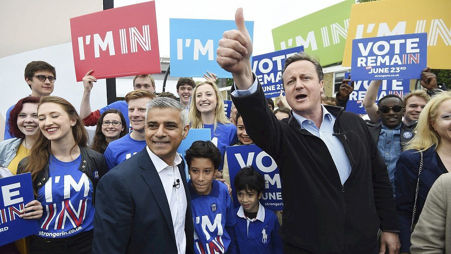 El primer ministro británico, David Cameron (d), y el alcalde de Londres, Sadiq Khan (i), posan junto a simpatizantes durante un acto de campaña a favor de que el Reino Unido se quede en la Unión Europea en Londres (Reino Unido) el 30 de myo de 2016.