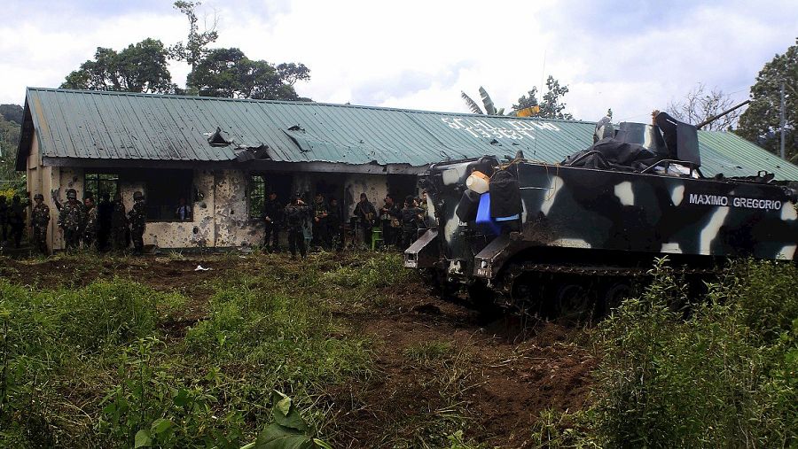 Tanque junto a una escuela cerca de la ciudad de Butig, en la provincia de Lanao del Sur, Filipinas, el 30 de mayo de 2016. AFP PHOTO / RICHELE UMEL