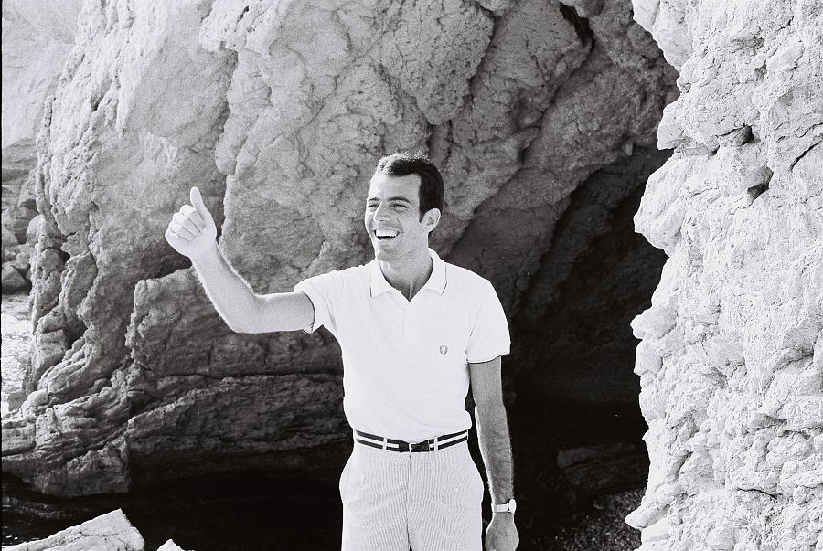 Un jovencísimo Julio Iglesias, en la Costa Brava