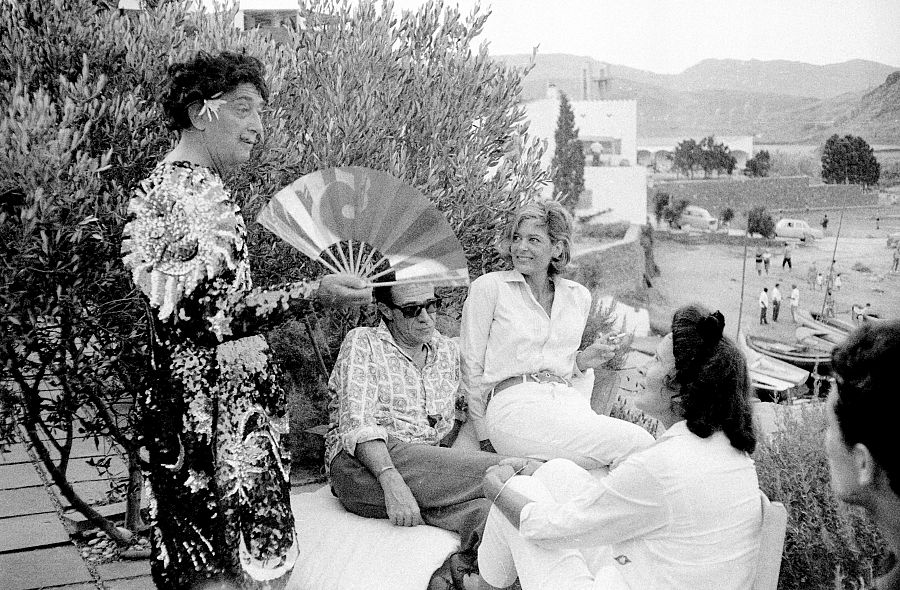 Salvador Dalí presume de disfraz en su casa de Port-Lligat, junto a su esposa Gala y algunos amigos