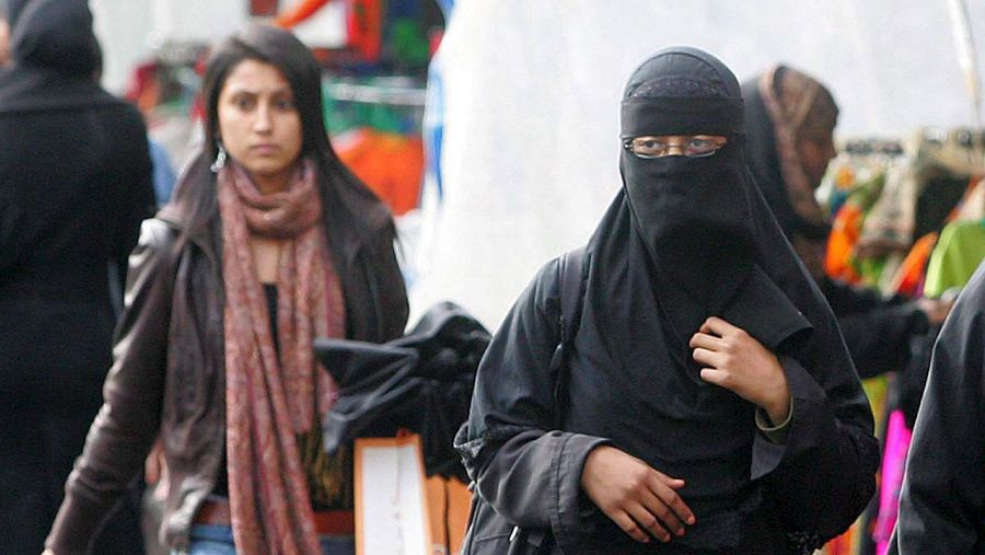 Una joven musulmana tocada con el tradicional Yilbab en una calle de Londres