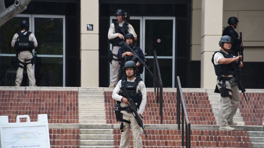 Agentes de seguridad en la Universidad de California, en Los Ángeles, tras el tiroteo