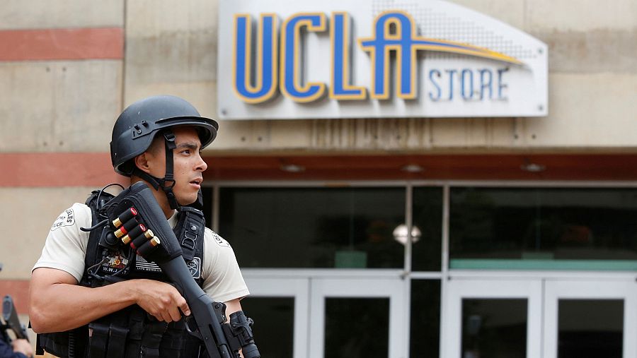 Un agente de la Policía, en el campus de la UCLA, en Los Ángeles tras el titoreo