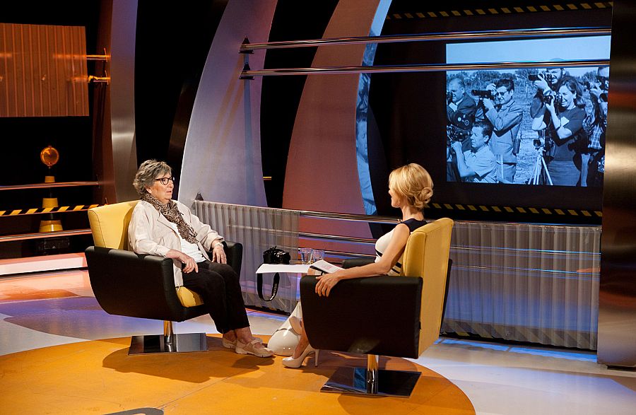 Joana Biarnes viene a nuestro plató a hablar con Cayetana de su carrera como fotoperiodista