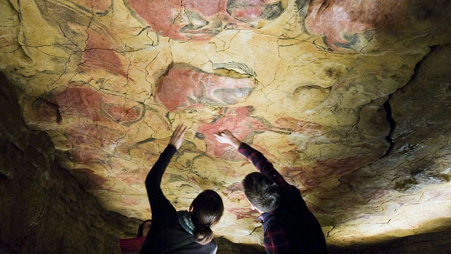 Visitantes en las cuevas de Altamira
