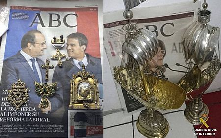 Dos restauradores retenían joyas y enviaban la fotografía sobre la portada del periódico ABC del día