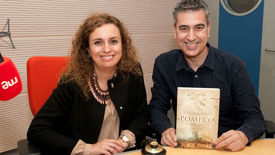 Mirella Romero, con Arturo Martín en Rne Madrid, mostrando uno de sus libros sobre Pompeya