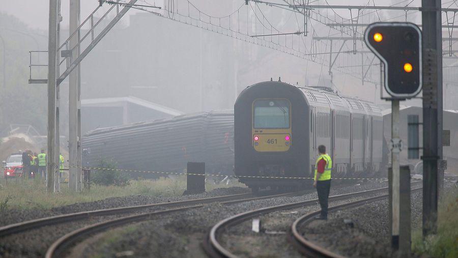 Lugar del coche de trenes que ha causado tres muertos y cuarenta heridos, en Hermalle-sous-Huy, Bélgica, 6 de junio de 2016. EFE/EPA/OLIVIER HOSLET