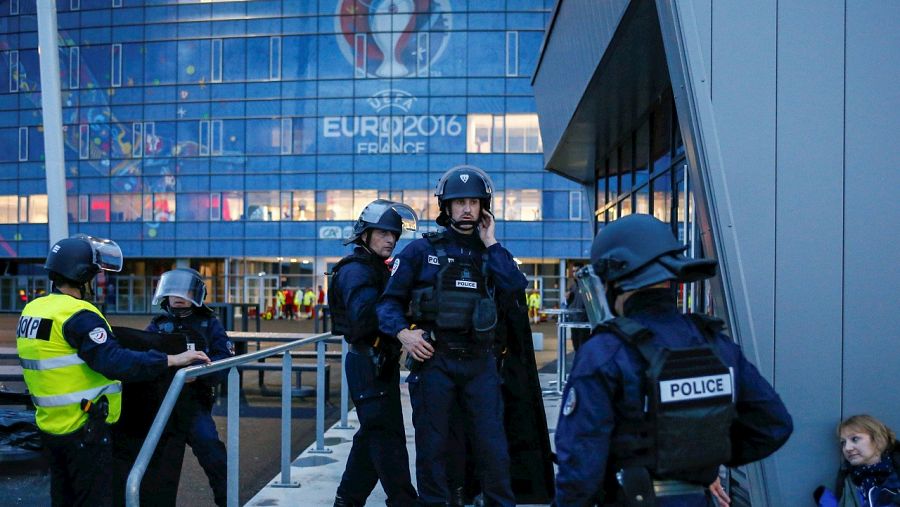 Policías franceses en un simulacro frente al Gran Estadio en Decines, cerca de Lyon, Francia, el 30 de mayo de 2016. REUTERS/Robert Pratta