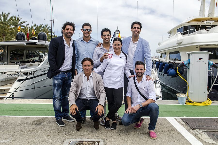 Vicky, ganadora de MasterChef 2, con algunos invitados del programa en Mallorca.