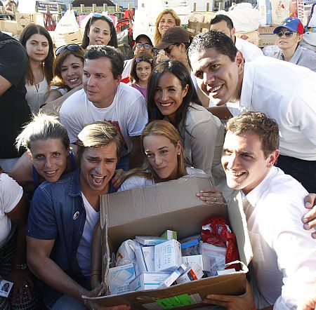 Albert Rivera (d) junto a Lilian Tintori y Carlos Baute en la Puerta del Sol de Madrid