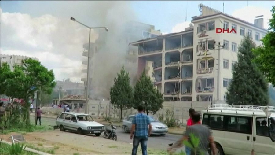 Captura de un vídeo de la agencia turca Dogan, que muestra la fachada de la comisaría tras el atentado en la ciudad de Midyat, en la provicia de Mardin, Turquía
