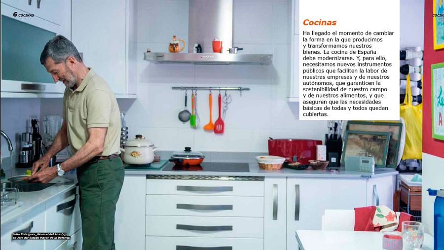 El general José Julio Rodríguez, en una cocina en el programa electoral de Podemos.