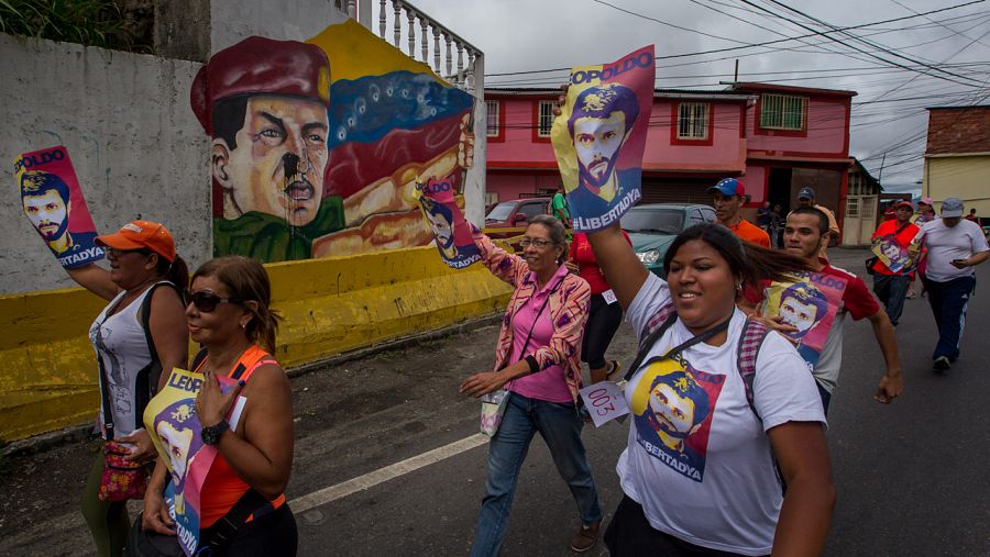 Opositories venezolanos marchan hacia la cárcel donde se encuentra Leopoldo López