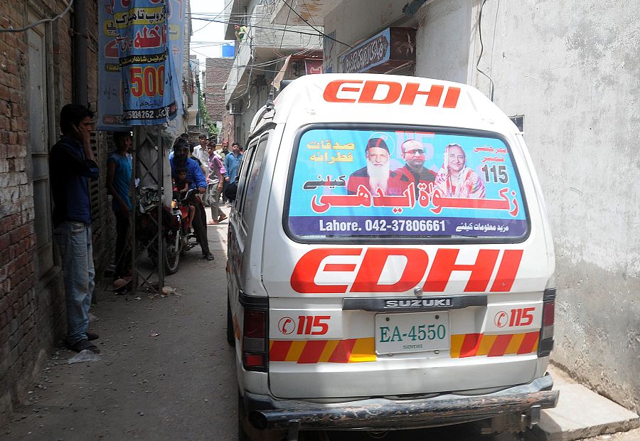 La ambulancia que ha trasladado el cuerpo, ya sin vida, de la joven tras ser asesinada