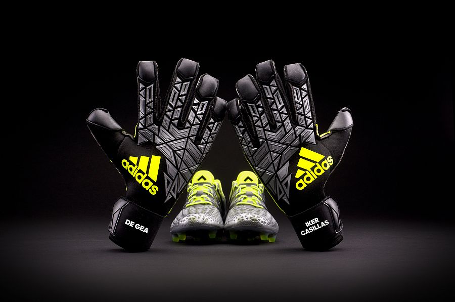 Imagen de los guantes que usarán Iker Casillas y David de Gea durante la Eurocopa.