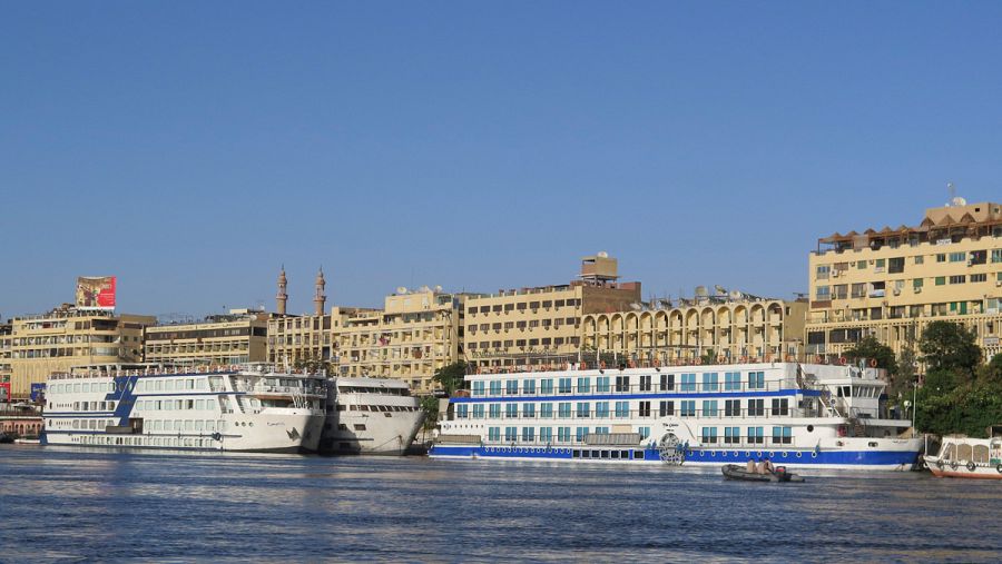 Cruceros amarrados en la orilla del río Nilo en la ciudad de Asuán, parados y fuera de funcionamiento debido a la crisis del turismo