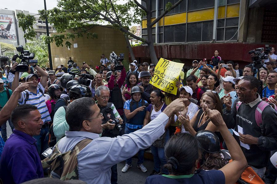 Opositores y chavistas se enfrentan ante la sede del Consejo Nacional Electoral en Caracas