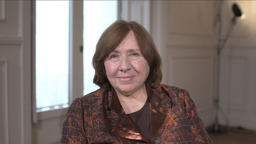 La escritora bielorrusa Svetlana Aleksiévich valora con 'Página Dos' la importancia que el premio Nobel de literatura ha tenido en su vida
