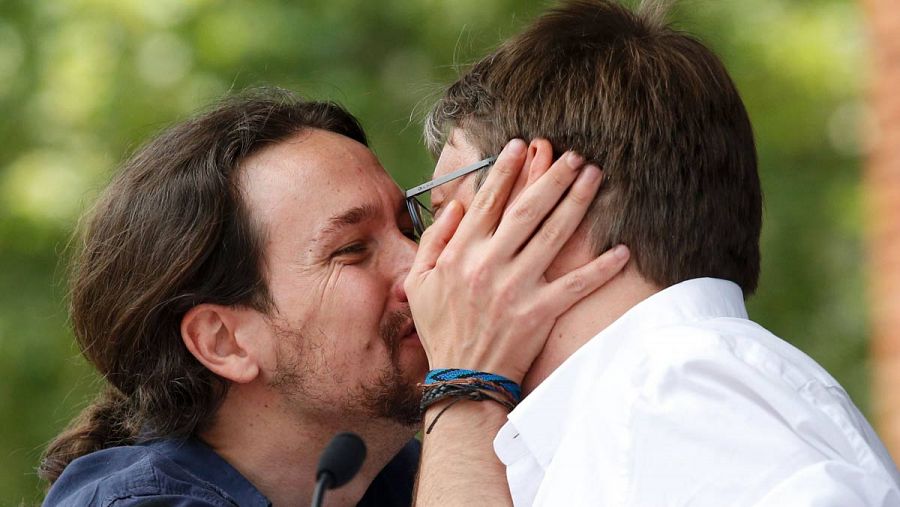 Iglesias y Domènech, en una nueva versión de su famoso beso.