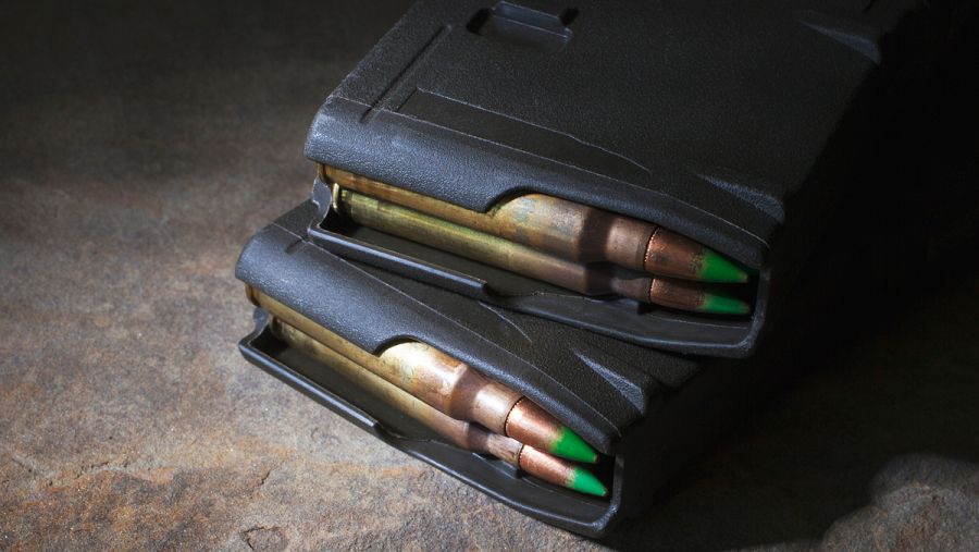 El cargador del AR-15 tiene una capacidad de 30 balas, que pueden ser disparadas en aproximadamente un minuto.