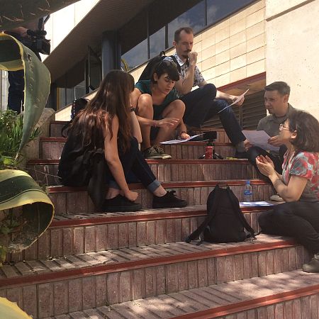 Los participantes preparan los temas que trabajarán en los talleres durante el curso #oi2