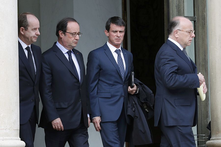 El presidente francés, François Hollande, se ha reunido con el primer ministro, Manuel Valls (segundo por la derecha), el ministro de Justicia, Jean-Jacques Urvoas (izquierda), y el titular de Interior, Bernard Cazeneuve (derecha) tras el ataque cont