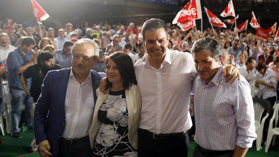 Sánchez ha estado arropado por el presidente del Principado de Asturias, Javier Fernández (d)