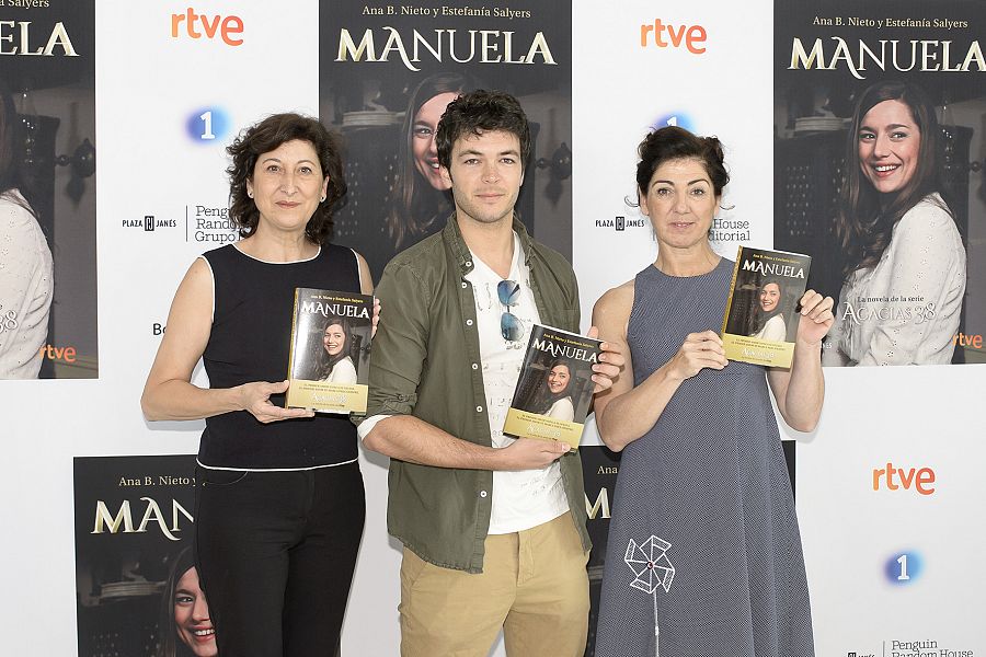 Montserrat Alcoverro, Carlos Serrano Clark y Arantxa Aranguren posan con la novela 'Manuela'