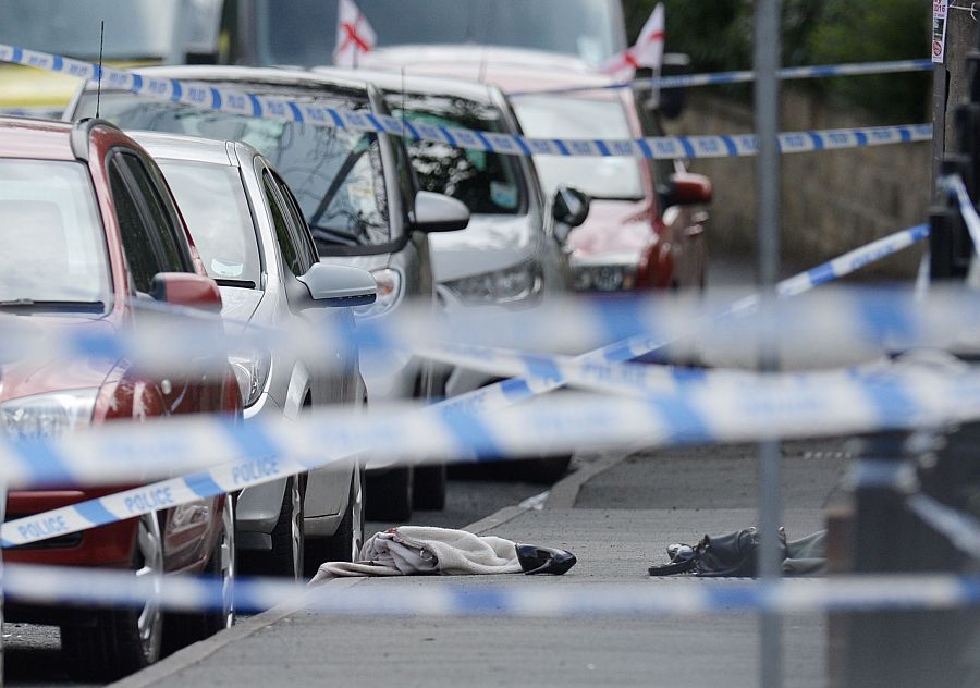 Un zapato y un bolso en la zona acordonada por la policía tras el ataque contra la diputada laborista Jo Cox