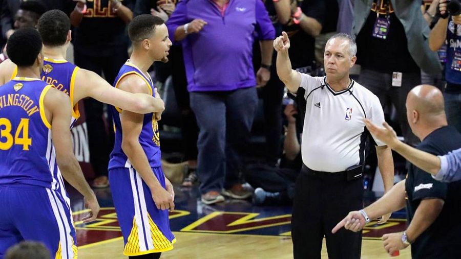 Curry acabó desquiciado con el arbitraje