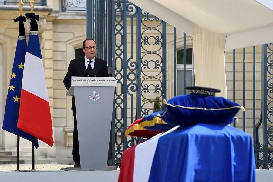 Hollande durante el funeral por los policias asesinados
