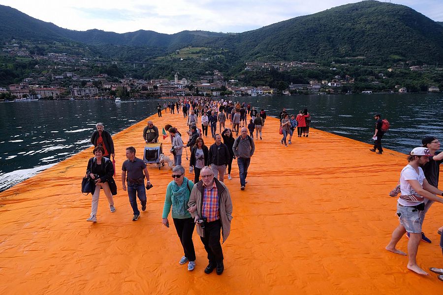 El artista Christo invita a caminar sobre las aguas en Italia
