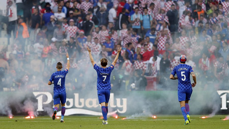 Perisic, Rakitic y Corluka piden tranquilidad a sus aficionados, que lanzaron bengalas al terreno de juego.