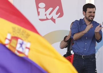 Una bandera republicana ondea en un mitin de Garzón