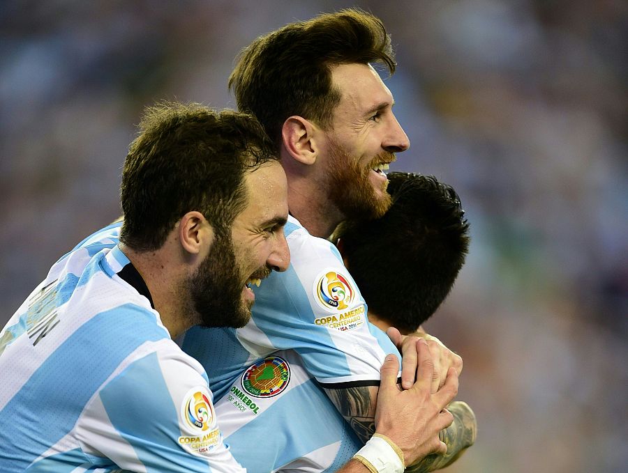 Lionel Messi y Gonzalo Higuain celebran un gol contra Venezuela en los cuartos de la Copa América.