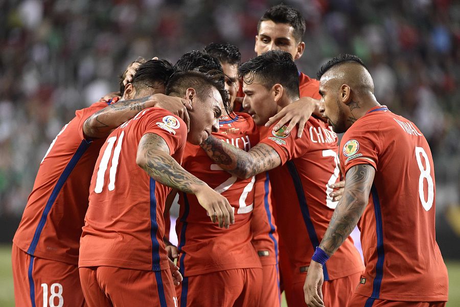 Los jugadores de Chile celebran un gol contra México en los cuartos de final de la Copa América.