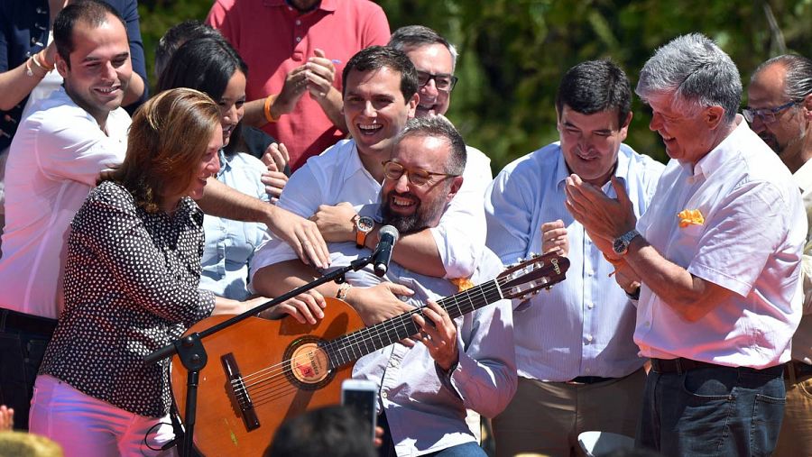 Girauta se ha arrancado en el mitin a cantar una canción de Serrat.