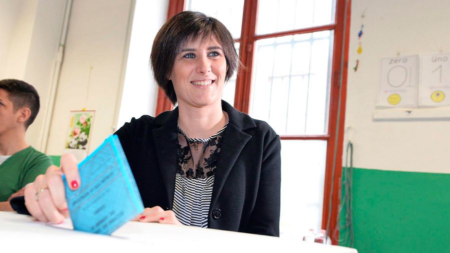 Chiara Appendino, del Movimiento 5 Estrellas, gana la segunda vuelta a la alcaldía de Turín, Italia.