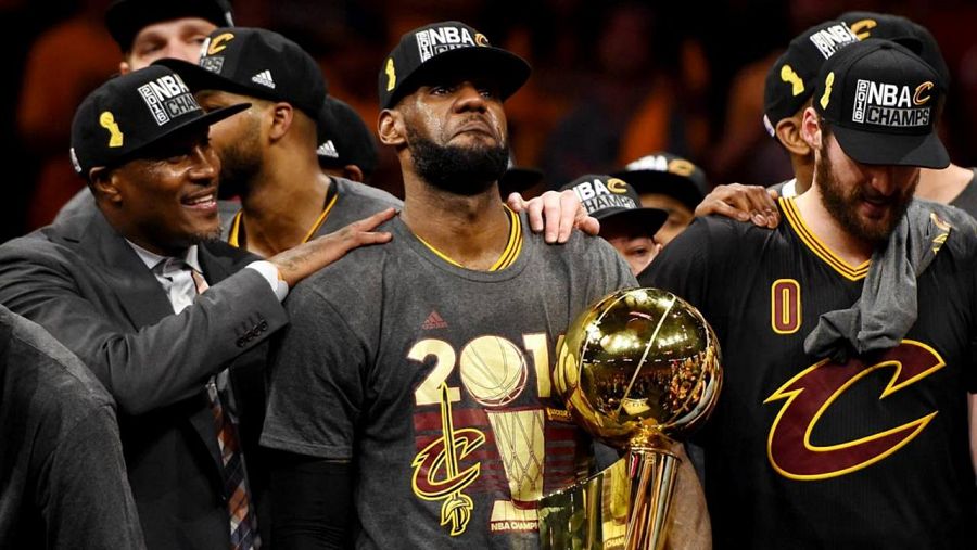 Un muy emocionado LeBron sostiene el título de campeones de la NBA