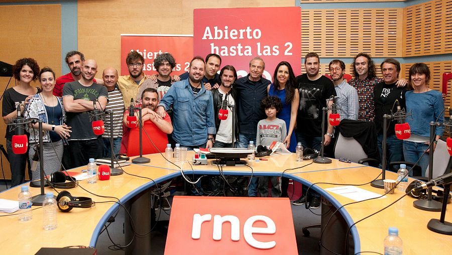 Paloma Arranz, Pepe Viyuela y todo el equipo con nuestro último invitado