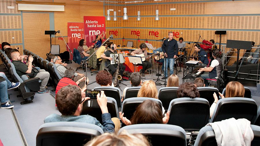 Un momento del acústico con José Luis Perales