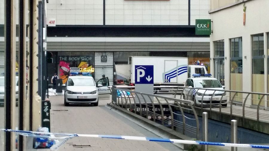 Coches de Policía frente al centro comercial City2 en la Rue Neuve de Bruselas, Bélgica, donde se ha declarado una alerta antiterrorista, el 21 de junio de 2016.AFP PHOTO / Belga / SEPPE KNAPEN