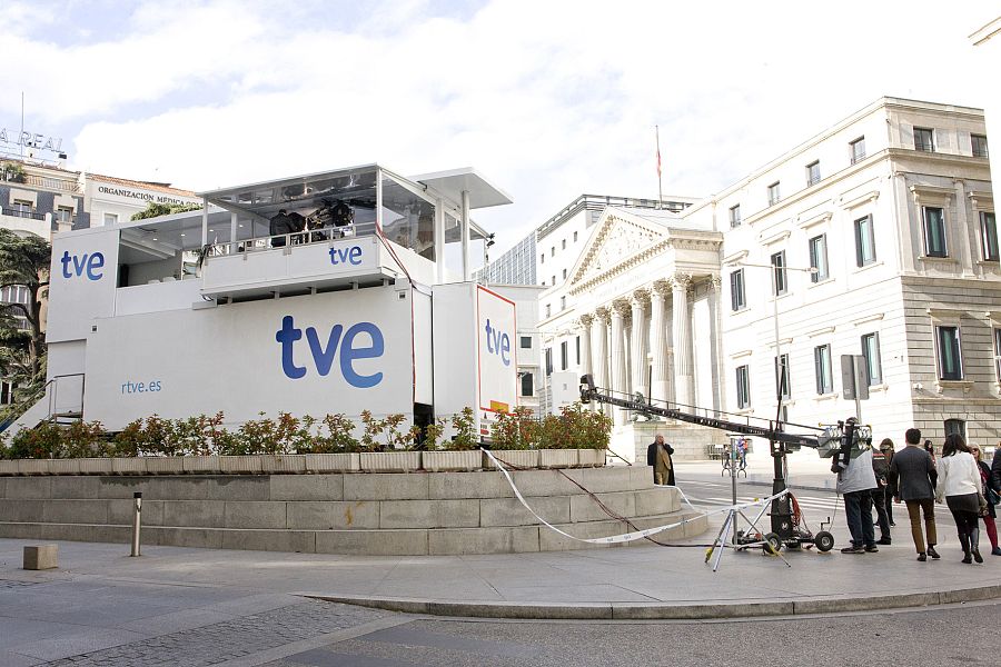 Set de TVE frente al Congreso en las elecciones del 20 de diciembre