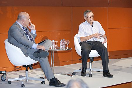 El biólogo Miguel Delibes junto a Carlos Garrido, director de Relaciones con los Medios de RTVE