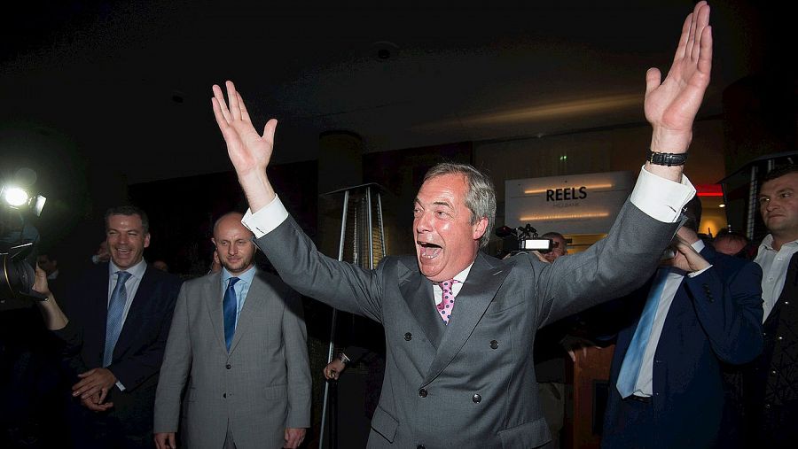 Nigel Farage, victorioso tras conocer que el resultado del referéndum es favorable al Brexit