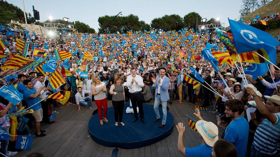 Rajoy cierra un mitin en Valencia con la presidenta del PP de la comunidad, Isabel Bonig.