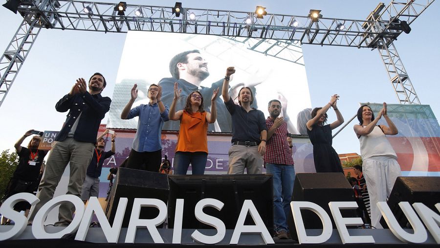 Iglesias, Garzón, Errejón, Bescansa, Montero, Oltra y Ferreiro, en el mitin de cierre.